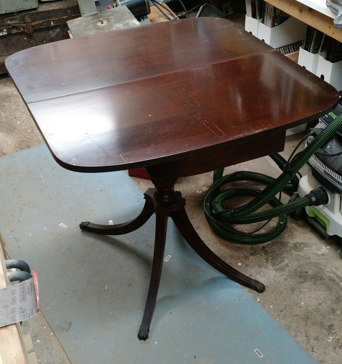 kring_l's tweet photo. After coloring in the repairs it's back on it's feet again. Also more of a swivel top then a tilt top. My bad https://t.co/Tx9pYdr4L6