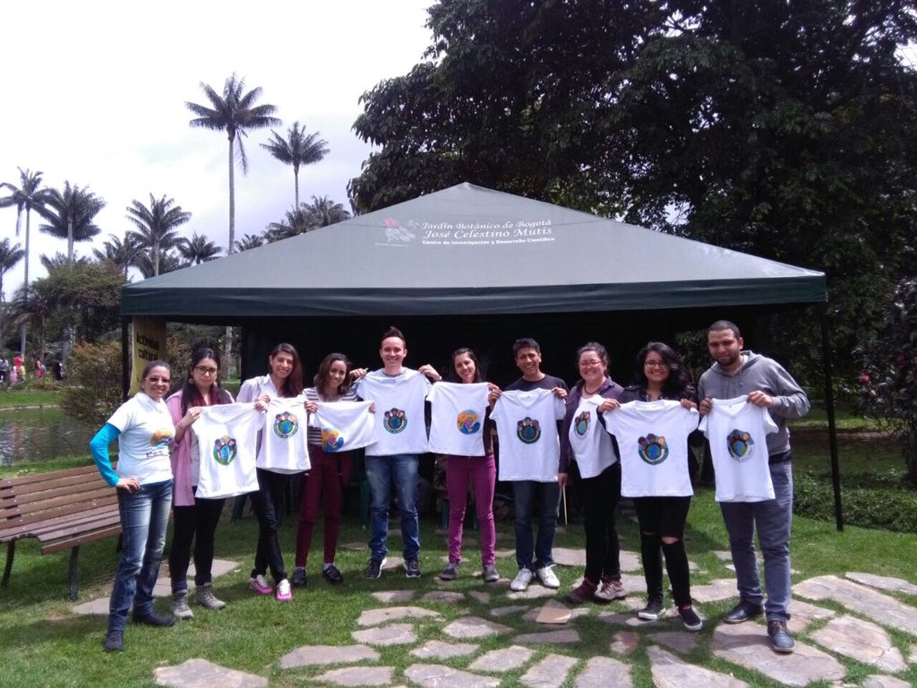 AlbaCeSandoval's tweet photo. Gratitud y alegría cuando con nuestras propias manos creamos. Generamos valor y pertenencia en lo que hacemos. ♻️🎶💿🖌 https://t.co/3ObIErWRyu
