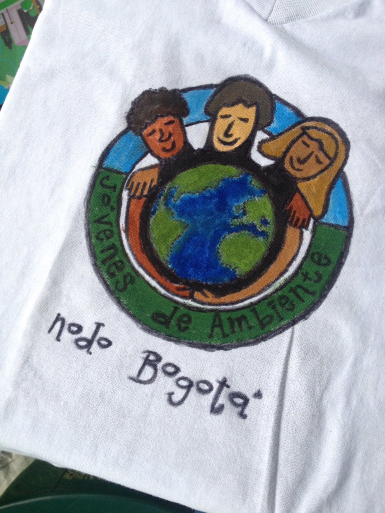 AlbaCeSandoval's tweet photo. Gratitud y alegría cuando con nuestras propias manos creamos. Generamos valor y pertenencia en lo que hacemos. ♻️🎶💿🖌 https://t.co/3ObIErWRyu