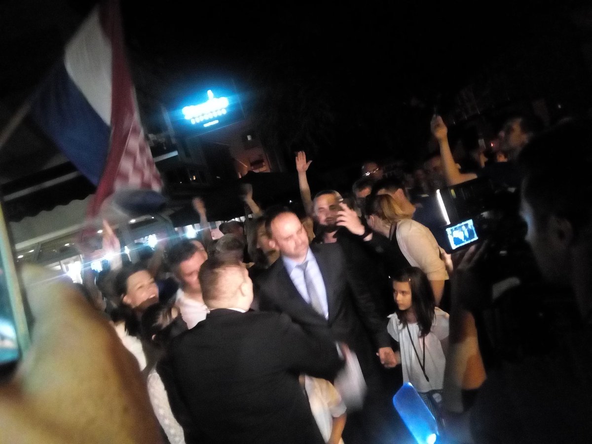 Slavlje u HDZ-u Metković. Pjeva se Tiho tiho teče neretva "nema više dušo mostova". Jede se janjetina, slavi se. #lokalni17 @novatv