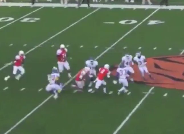 BrandonJacks73's tweet photo. Still don't know how he did it! #Matrix @Spence_nation #GoodRunning #NiceBlocking 80 yards later TD #FlashbacktoFootball #Elusive https://t.co/ucvzoHFnsd