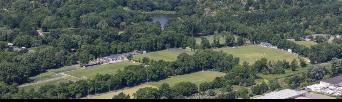 excelsior20's tweet photo. Thurlede vanuit de lucht! #voetbal #cricket #beatrixpark #thurlede https://t.co/5ba8ndjys0