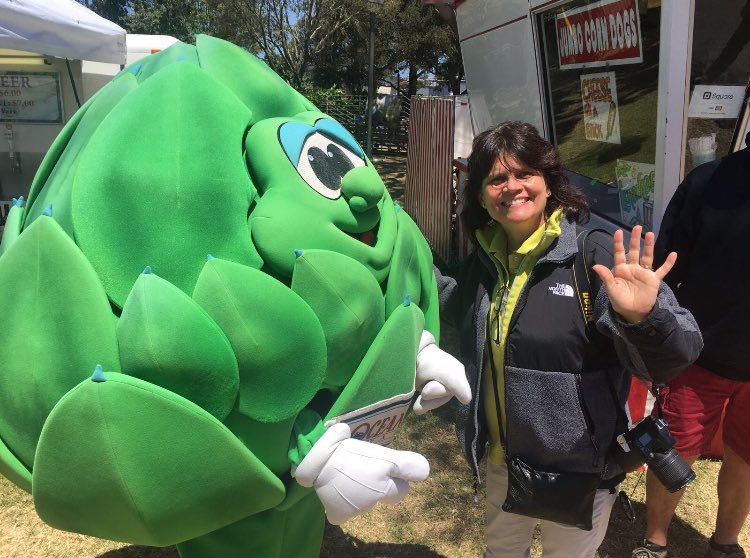 EmilySmith24's tweet photo. My parents are at some artichoke fair right now #picturessentfromhome https://t.co/C5nyTEBCxL
