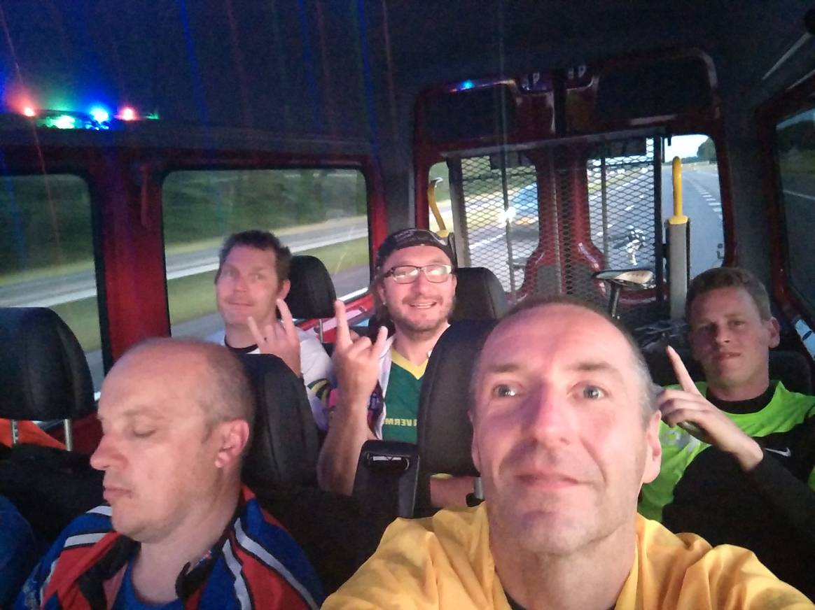 RoparunTeam17's tweet photo. Team B RoparunTeam17 op weg naar het volgende wisselpunt. Nog ff de rust pakken en dan de nacht in. #Roparun#Dura Vermeer https://t.co/T6YQ1BAyr7