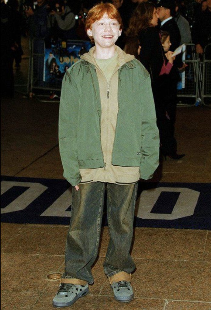 EiProfeta's tweet photo. Cuando dudes que ponerte para la graduación, piensa que Rupert Grint fue así vestido a la premiere de "Harry Potter y la piedra filosofal". https://t.co/ZpZKvx2Yna