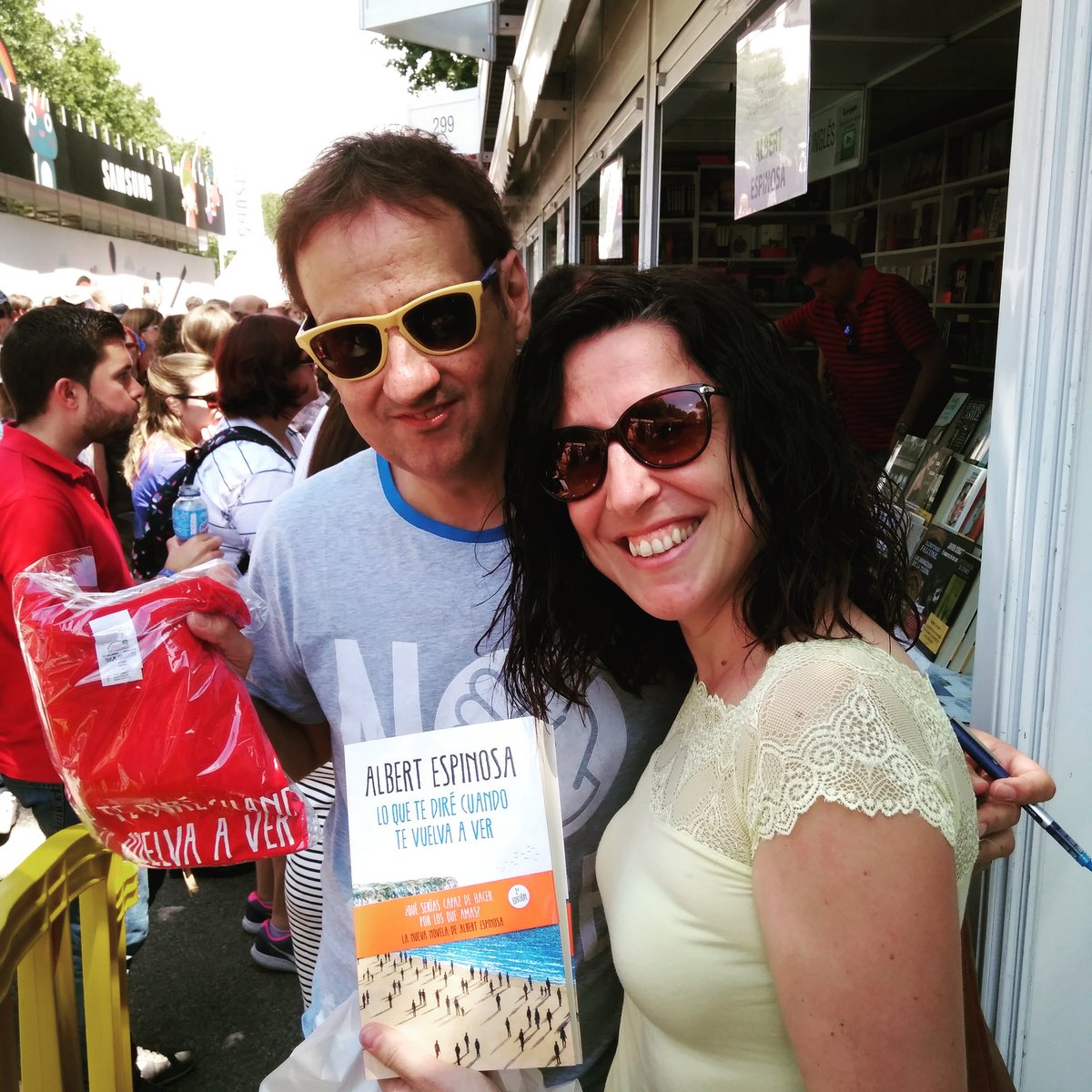 cuestionalotodo's tweet photo. Muchas gracias por ser tan humano y amable con tus lectores!No solo conmigo sino con todos los que estábamos!Grande @espinosa_albert #FLM17 https://t.co/xf4x1zAkm0