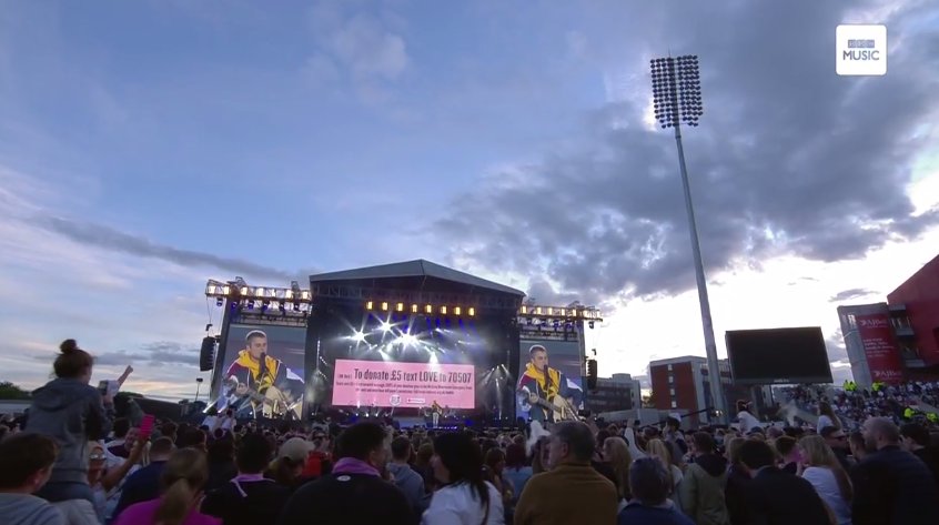 stvpczix's tweet photo. ja tu siedzę i skriny tylko robie co chwila #OneLoveManchester https://t.co/Ofonhn0thr