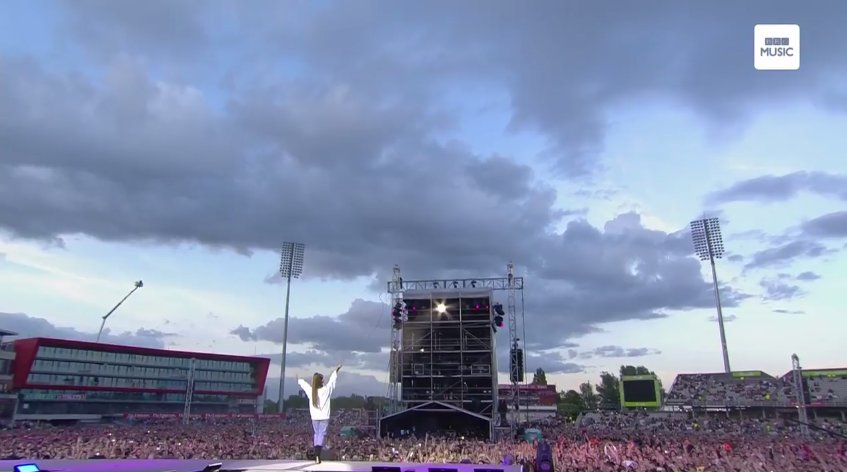 stvpczix's tweet photo. ja tu siedzę i skriny tylko robie co chwila #OneLoveManchester https://t.co/Ofonhn0thr