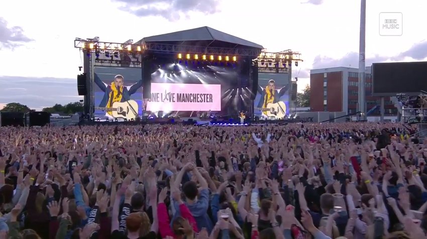 stvpczix's tweet photo. ja tu siedzę i skriny tylko robie co chwila #OneLoveManchester https://t.co/Ofonhn0thr