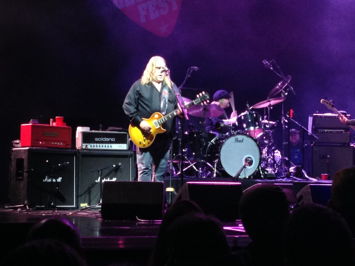 alberdi's tweet image. asteburu polita, lagun zaharrekin Alpha Blondy eta Warren Heynes Handia ikusten! Euritsua, baino...