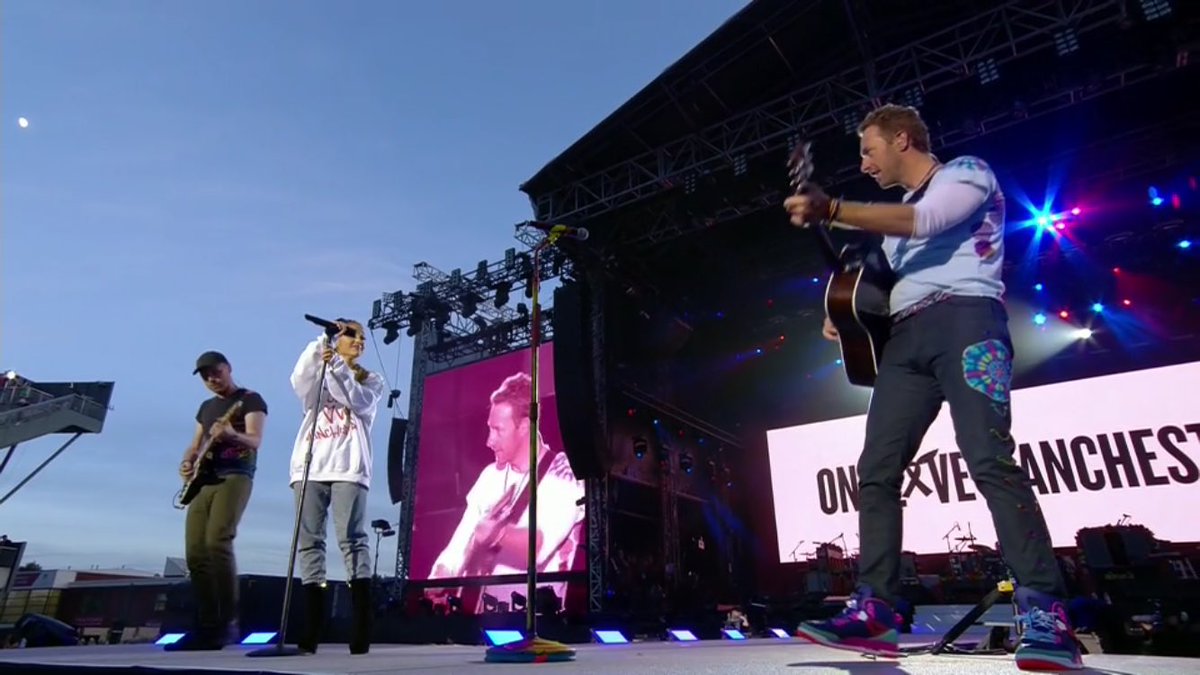 A sorpresa #ArianaGrande e #Coldplay insieme in  Don't Look Back In Anger degli #Oasis #ONELOVEMANCHESTER