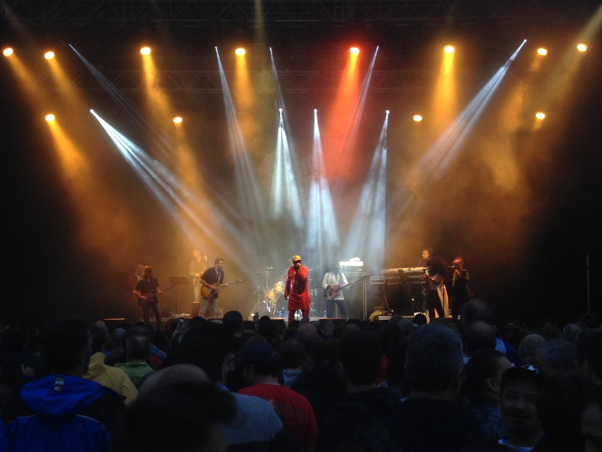 alberdi's tweet image. asteburu polita, lagun zaharrekin Alpha Blondy eta Warren Heynes Handia ikusten! Euritsua, baino...