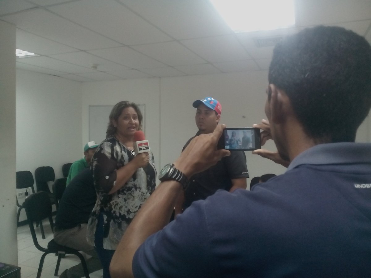 Mira_Venezuela's tweet photo. ¡Ante la Guerra mediática Comunicación Popular! Comisión Nac Comunicación activó en Carabobo taller de fotografía y edición de vídeos. https://t.co/LR5SZPR8V4