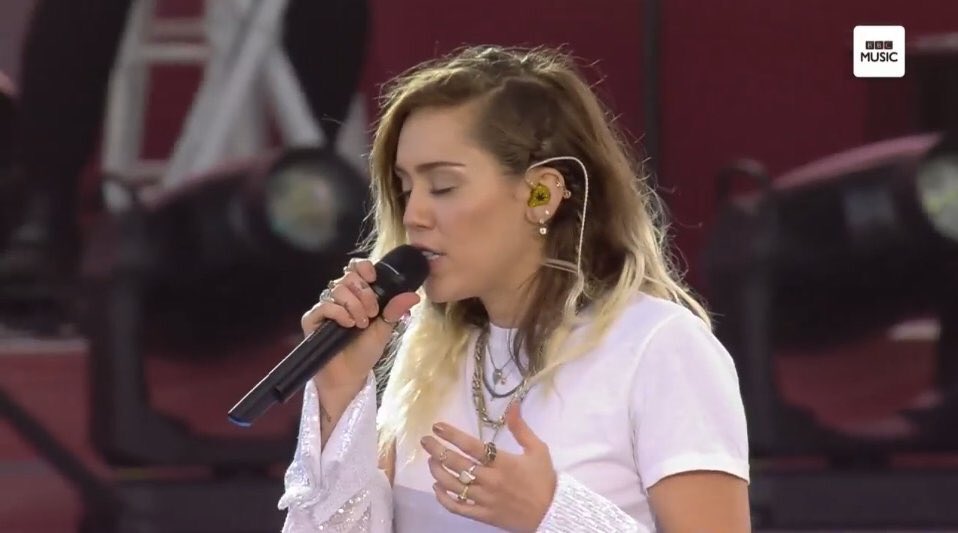 byjeliebers's tweet photo. dois artistas q foram mt julgados pelas atitudes se reergueram e renasceram hj eles provam q pra voar antes vc tem q cair #OneLoveManchester https://t.co/HJydMVhaTK