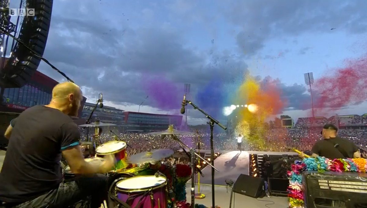 steve_sps's tweet photo. #Coldplay performing at the #OneLoveManchester concert tonight.

Proud to be British, music will prevail and Fix You..

#WeStandTogether https://t.co/H60l0xUFAe