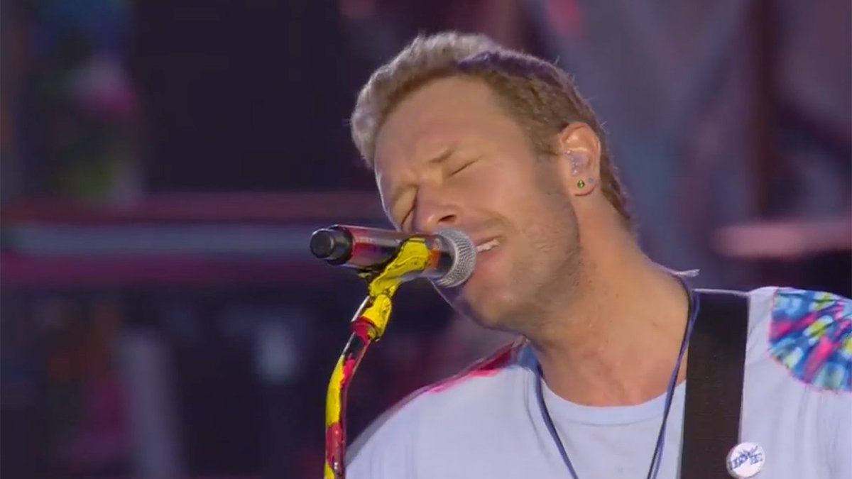 KiSS925's tweet photo. Anyone else have tears in their eyes as @coldplay performed #FixYou? Wow. #OneLoveManchester LISTEN LIVE:https://t.co/3DMwnr8Avl https://t.co/ZP9vCDnTot