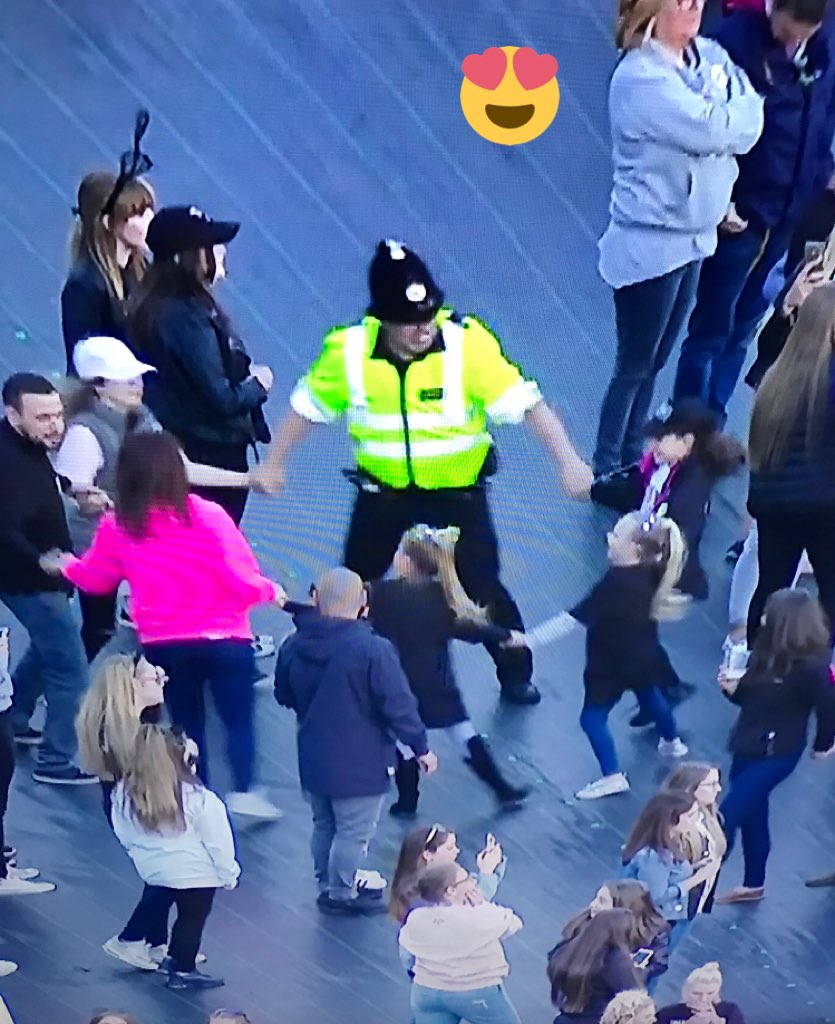 Tchellooo's tweet photo. Aqui a imagem q @gguedes #citou !!!! #chorei 😢😢😢 #OneLoveManchesterNoMultishow #OneLoveManchester https://t.co/7F695EuKLD
