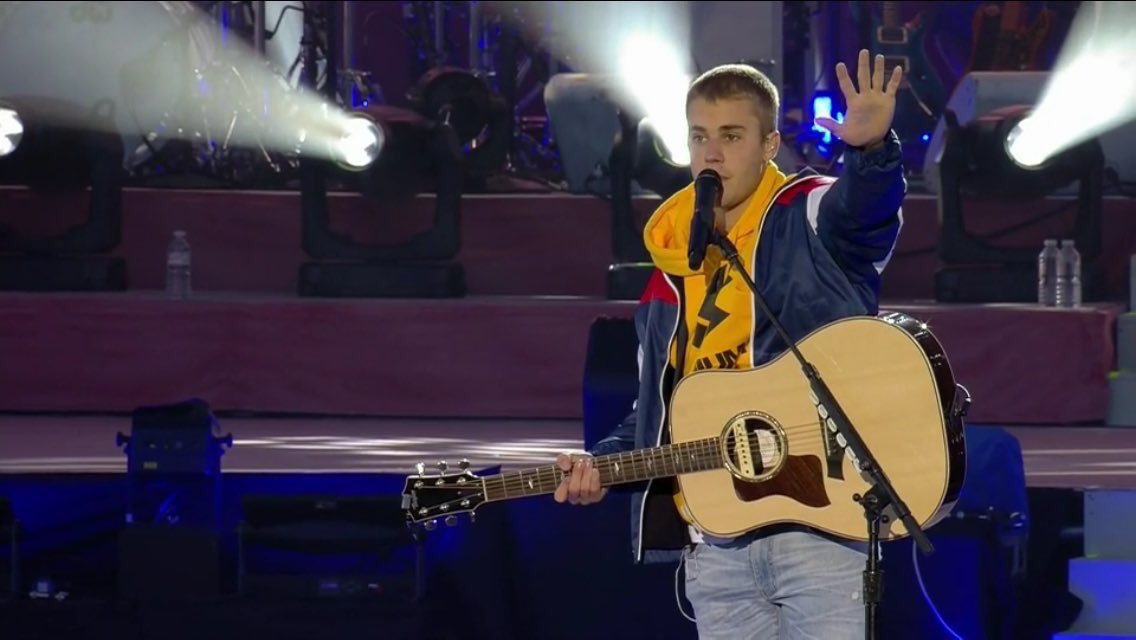 queenjournals's tweet photo. THIS CONCERT WILL FOREVER BE ICONIC #OneLoveManchester https://t.co/6z7Apfpqqo