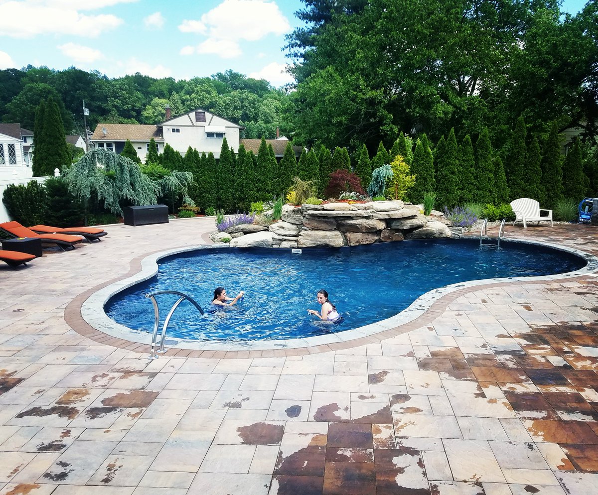 woodsidepools's tweet photo. #Sunday #PoolTime before the 🌧🌧🌧 #WoodsidePoolDesign #totowapool #NJPatio #NJLandscape #OutdoorLiving https://t.co/hNRRf0hfyk