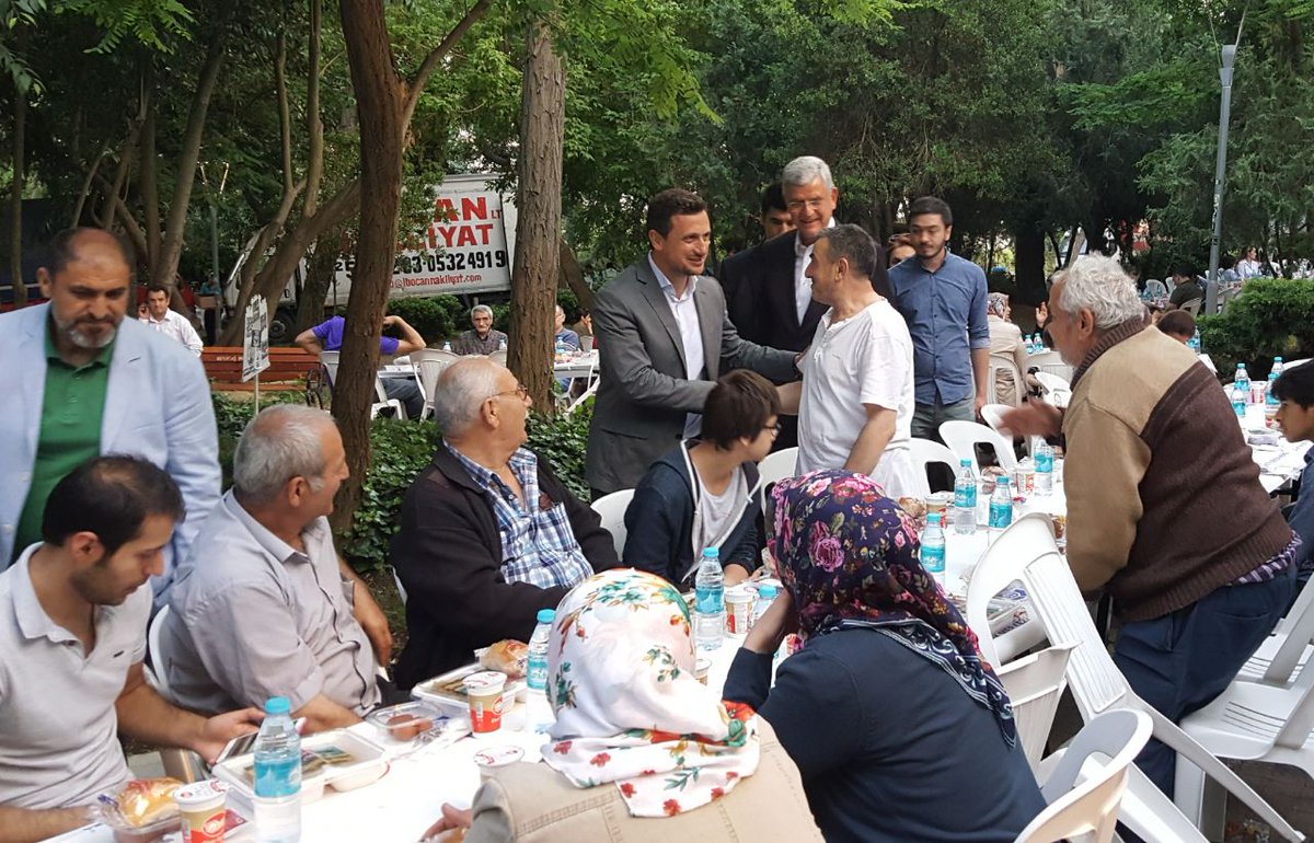 akpartibesiktas's tweet photo. AB Eski Bakanımız Sn.Volkan BOZKIR ve İlçe Bşk.mız Sn.Ferşat YILDIRIM'ın katılımı ile Vişnezade Mahallesi iftar programımızı gerçekleştirdik https://t.co/NvlLPO6vK6