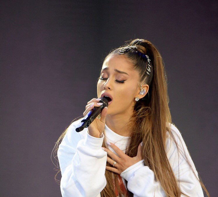mtvitalia's tweet photo. Da qualche parte. Lassù. Over the 🌈buonanotte e amore a tutti. Grazie @ArianaGrande   #OneLoveManchester https://t.co/ww2yKBuV7u