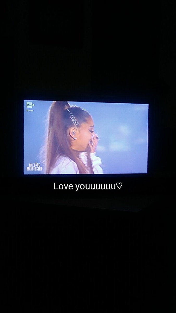 AriannaPozzi1's tweet photo. #OneLoveManchester @ArianaGrande https://t.co/c6a0hp2T9t