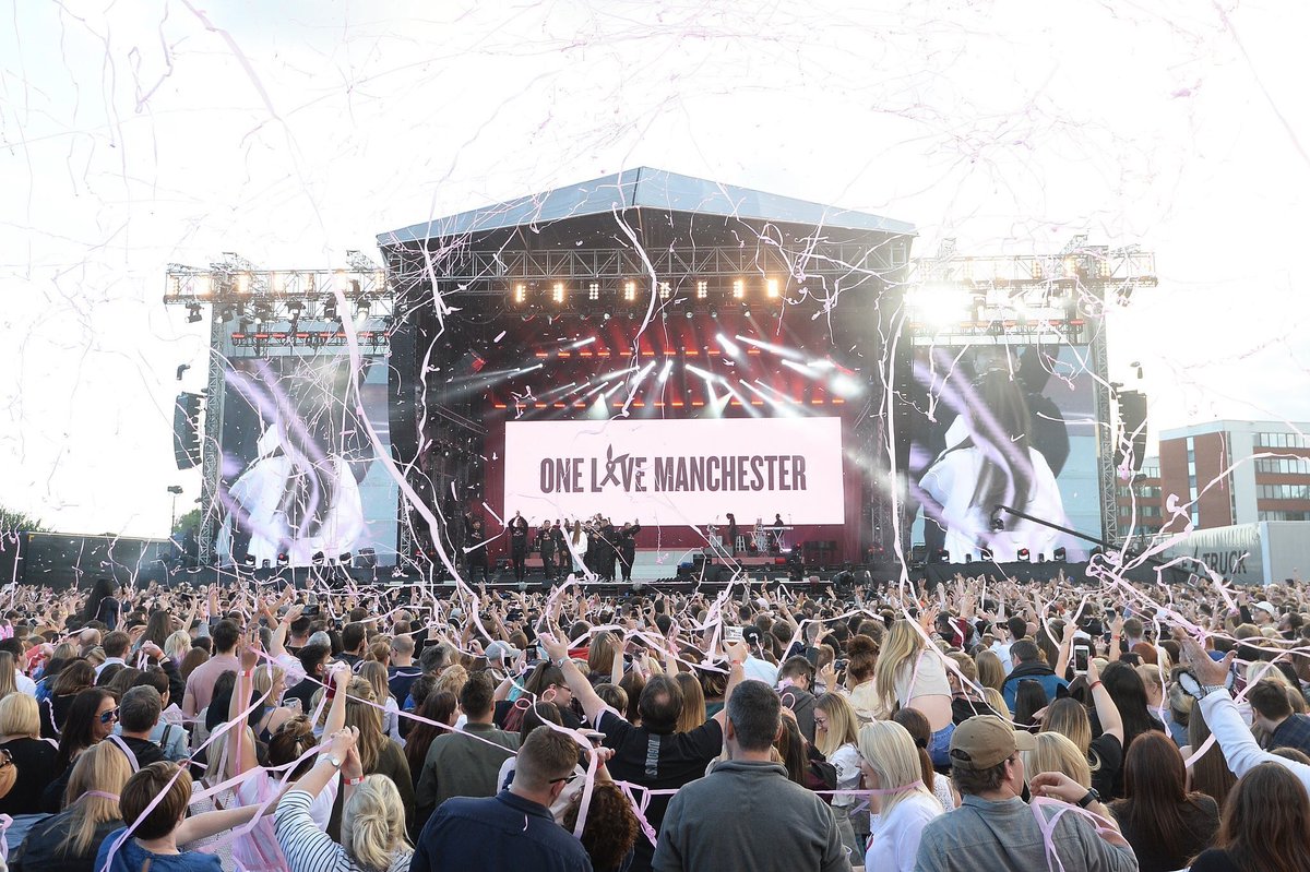 GrandeTourNews's tweet photo. Love always wins. #OneLoveManchester https://t.co/7cb2fZjTvW