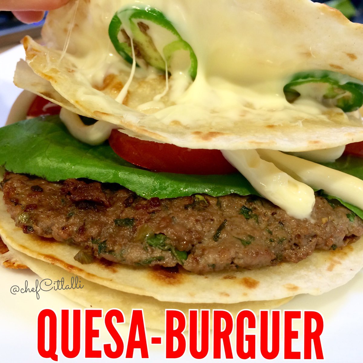 chefcitlalli's tweet photo. Antes de empezar dieta mañana lunes, hoy domingo de QUESA BURGUER #cocinaConCitlalli https://t.co/5OHt34gTEt