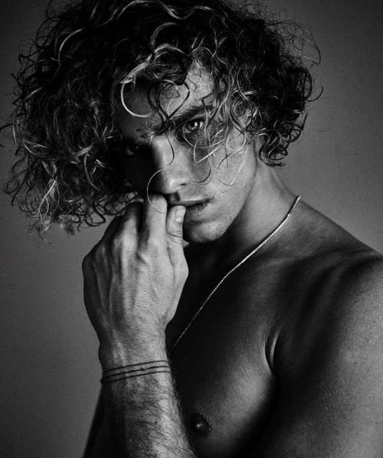 RPGdemigods's tweet photo. - Hermès 
- 20 ans ( en apparence )
- Grec
- Dieu des voyageurs, voleurs, messager des Dieux
- Bienveillant, Guideur
Bienvenue @Braydenrpg ! https://t.co/0PhrcKzwaG