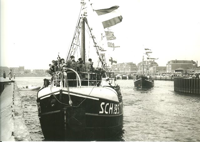 Vlaggetjesdag1's tweet photo. SCH-195 #70jaarvlaggetjesdag #haringlogger #herringlugger https://t.co/PBXVfmerJv