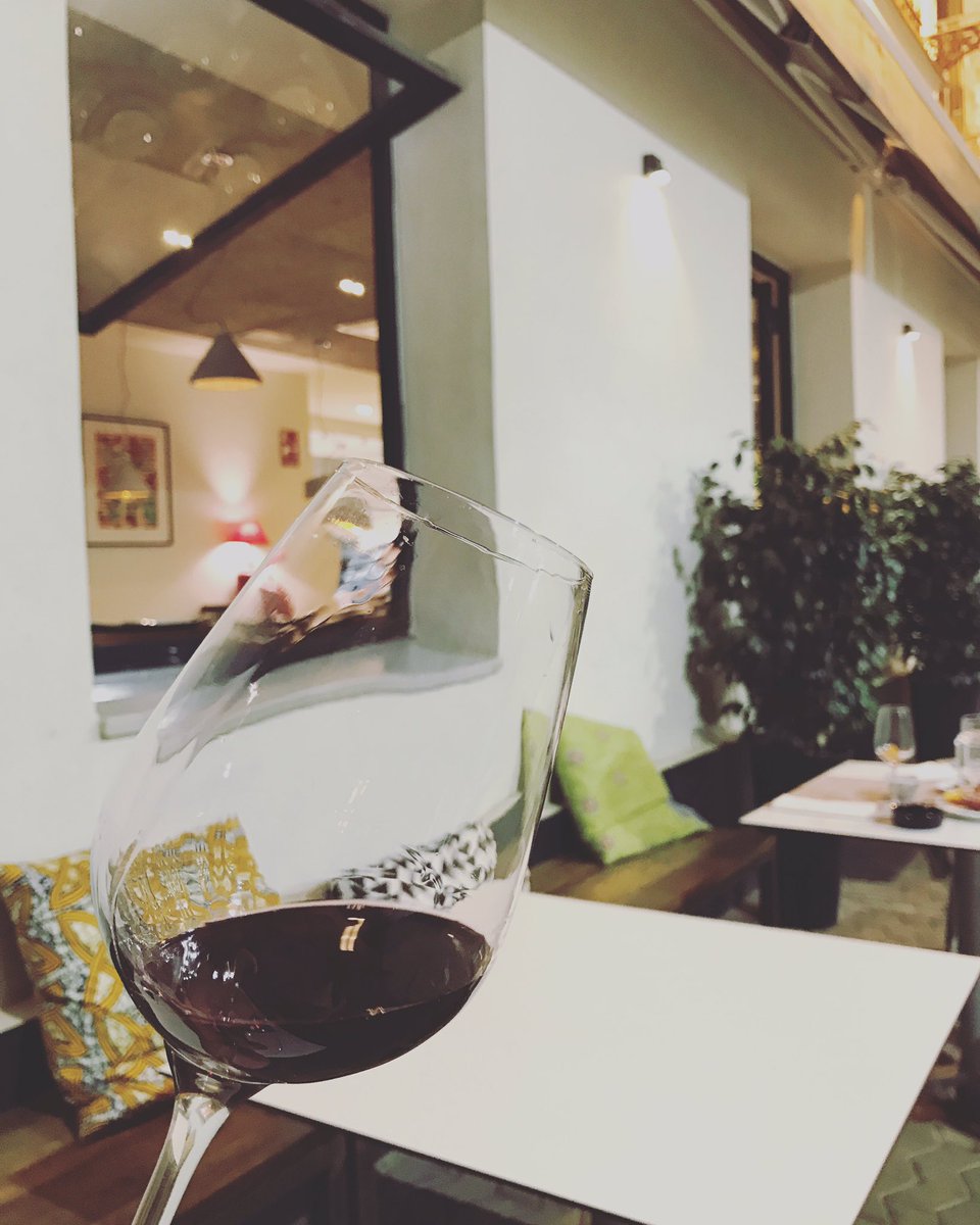 JoseWines's tweet photo. Buenos ratos con uno de mis "must-have" de los vinos (@VinosHabla) en @thecornerhous31 https://t.co/vs3aI1Fo9Z