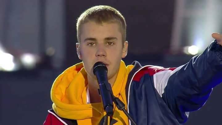 FlorDeBelieber's tweet photo. Después del discurso de Justin hoy en Manchester, me duele saber que siguen creyendo que es una mala persona. 😭#OneLoveManchester https://t.co/6qaB0RDgME