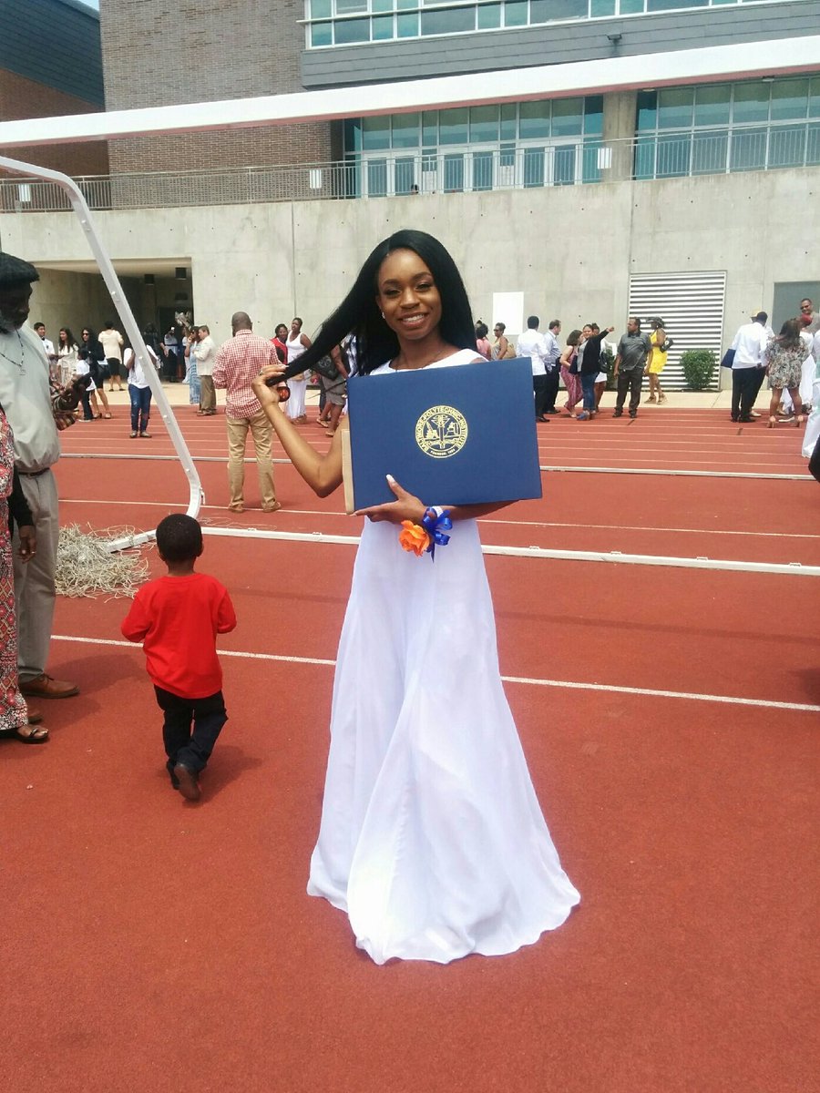 astoldbyivii's tweet image. Ring, ring, let freedom ring 🔔 Proud to be a Poly Alumna 🔶🔷 #PolyAlumni #GRADUATIONDAY #twodiplomas