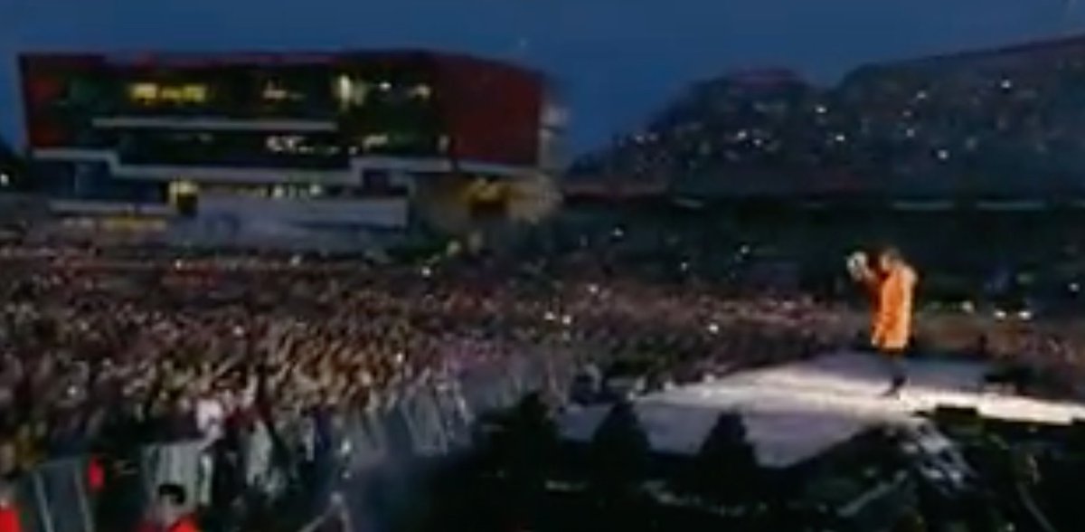 StudioEyeTweet's tweet image. Mancunian permanently parka-clad gobshite donates tambourine at OneLove audience 95% of whom assume he's Ariana Grande's dad.