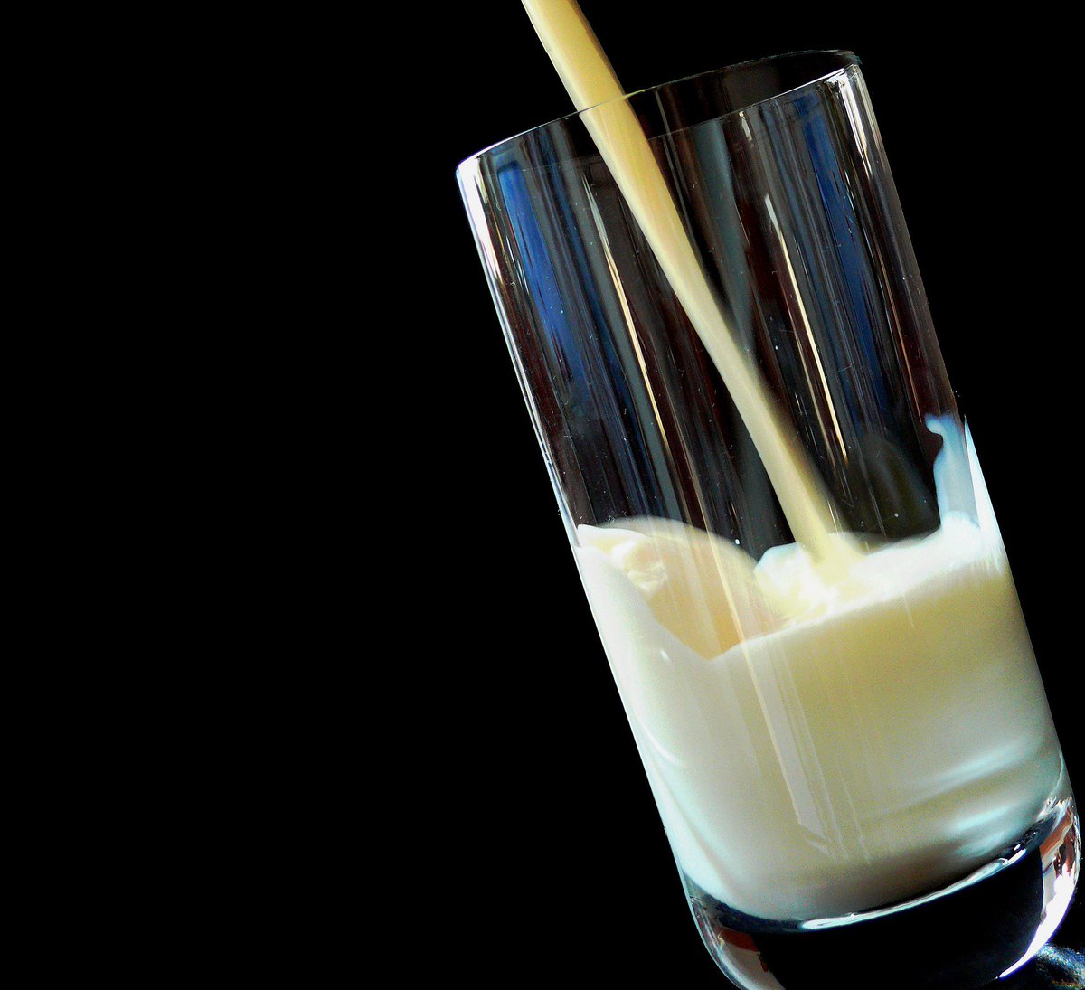 DairyFreeAndy's tweet photo. Cut calories by 60% by switching Soya Milk for Almond Milk! Here's how: https://t.co/72u2fALs8g #milkalternative #🥛 https://t.co/SRaGUlSwvr