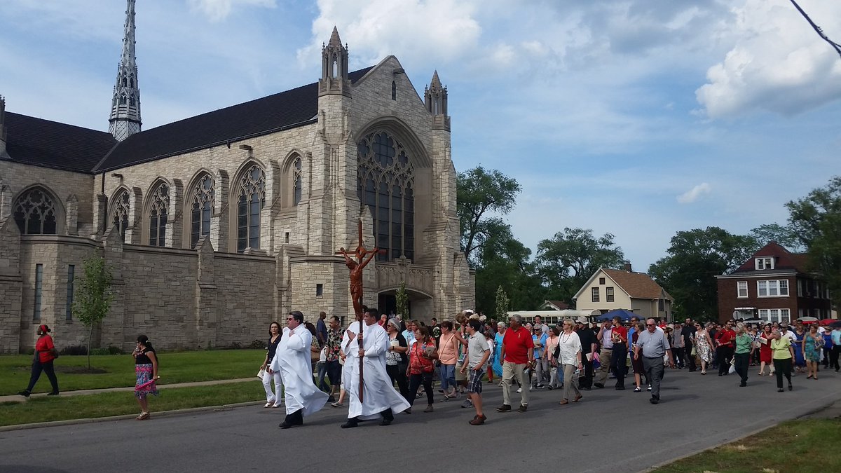 dgyoungadult's tweet photo. Blessed Sacrament arrives at the Cathedral of Holy Angels #GarySynod https://t.co/CaAnXU711r