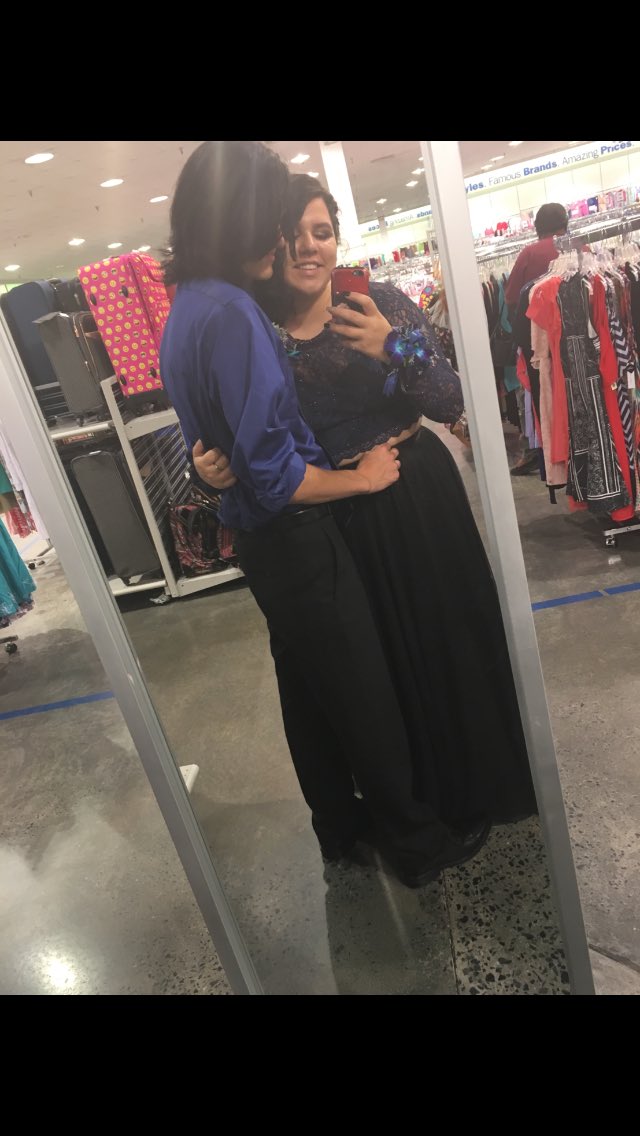 AmberBermudezt's tweet photo. Prom 2k17 w/him 🖤🖤🖤 @A_A_R0N_4TW https://t.co/Qi2Y2OKms4