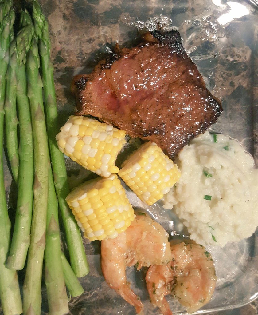 IlliamVilma's tweet photo. Omg #flavors #angussteak #cornonthecob #asparagus #mashedcaliflower #garlic #jumboshrimps #GordonRamsey #theFword https://t.co/znW0Cy4wXZ