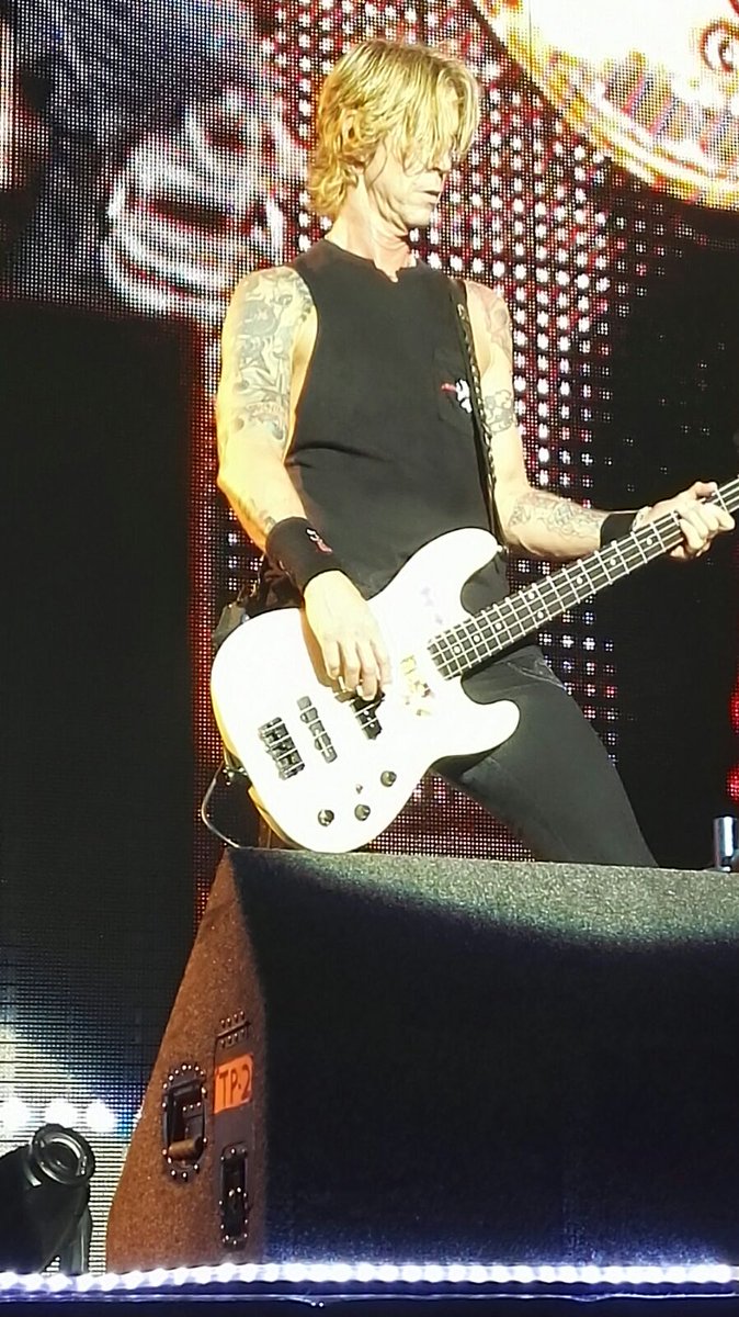 Adilua's tweet photo. #GNRinLisbon by Ana Manha ❤ https://t.co/vssmVNzCTq