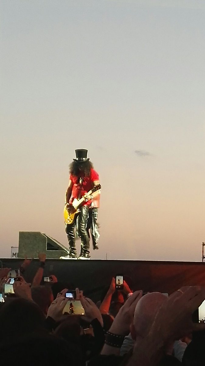 Adilua's tweet photo. #GNRinLisbon by Ana Manha 😍 https://t.co/6jscLvGe6H
