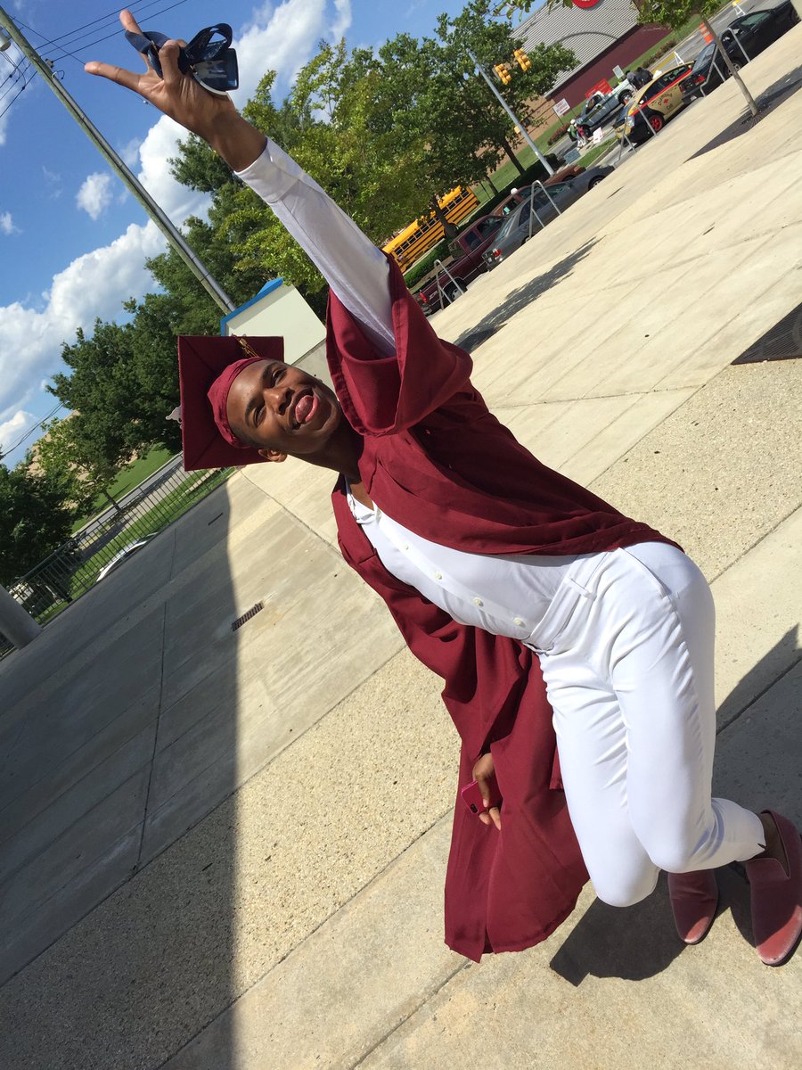 Quan1254's tweet photo. Who graduated high school with a diploma?BAD BITCH‼️😘✨ #Graduation2k17 https://t.co/GT76Om6PJY