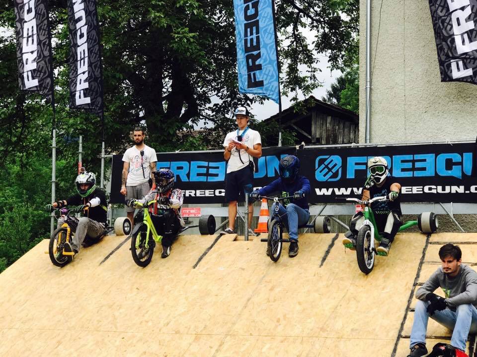 Ultim8Family's tweet photo. #freeguntrikerace ! Ligne de départ ! #drifttrike #drift #trike #bike #helmet #cap @Freegun @ModernRide #slide #ride #friends #fun https://t.co/1hQ1M4aY0y