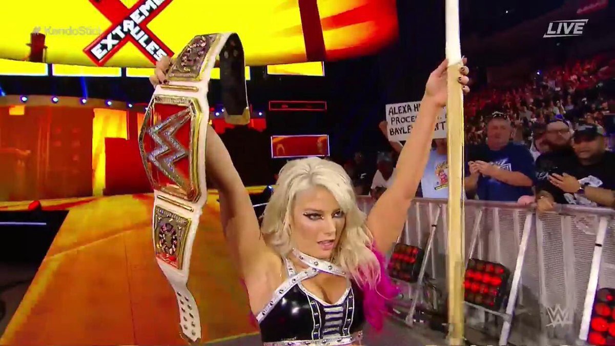 FiveFeetGoddess's tweet photo. #ANDSTILLRAWSWOMENCHAMPION 🤔😍 https://t.co/l9hF7tePx0