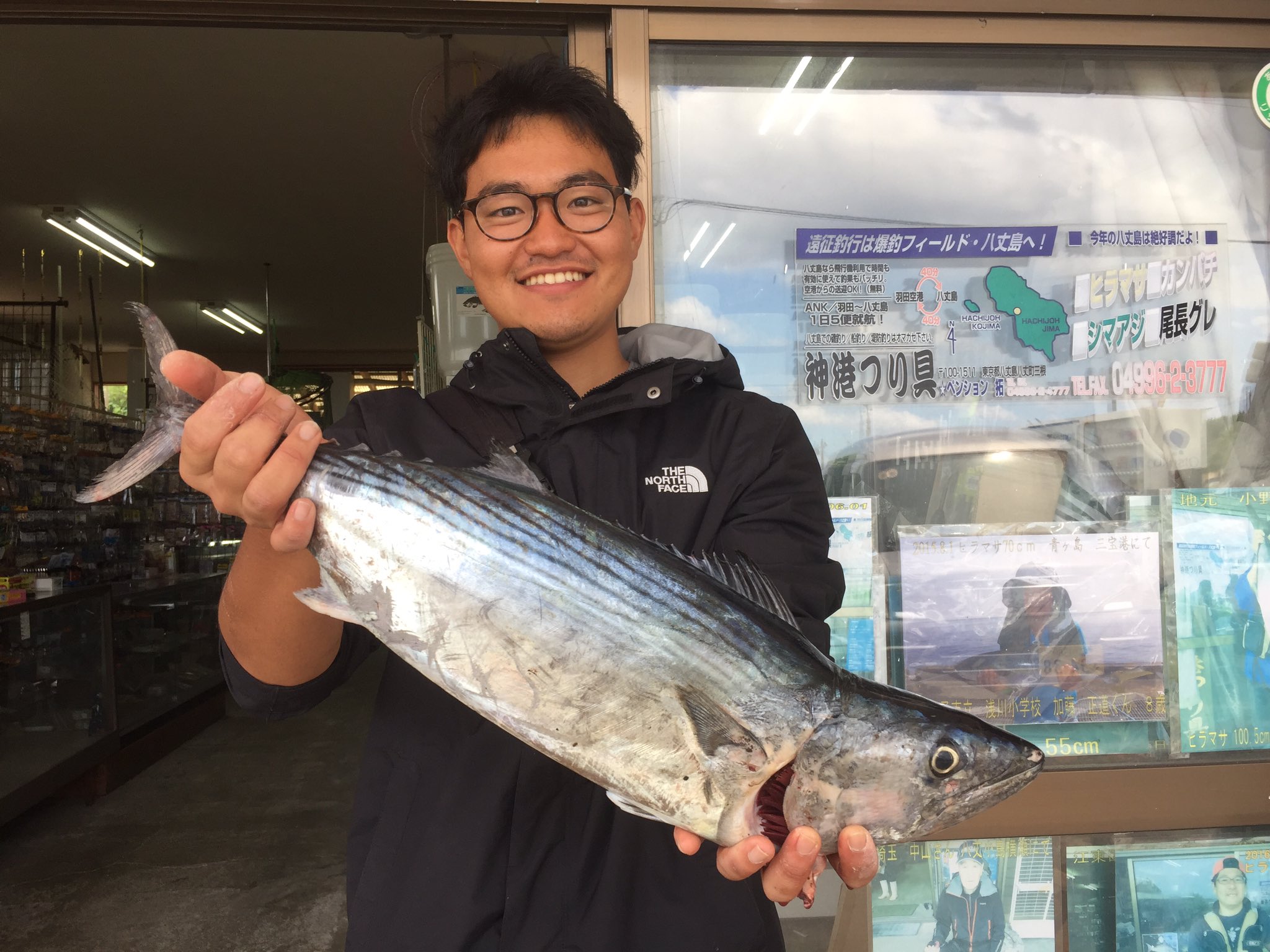 神港つり具 八丈島 地元の糸井君ハガツオ59cmを堤防ルアーにてget シイラ掛けたらリーダーぶち切られルアー補充に 本土からのキンメ漁師見習い中だそうです 休日も釣りとか相当の釣りキチですね 頑張って八丈の漁師に根着いてもらいたいものです