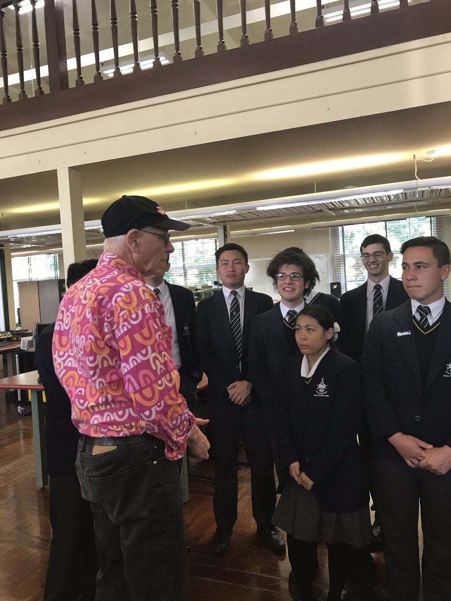 gracemamo's tweet photo. Our Yr12 Physicists met Dr Karl today while experimenting at Sydney Uni #kickstartphysics @CCCWestHoxton @Iris827 https://t.co/6gtsCW10Ei
