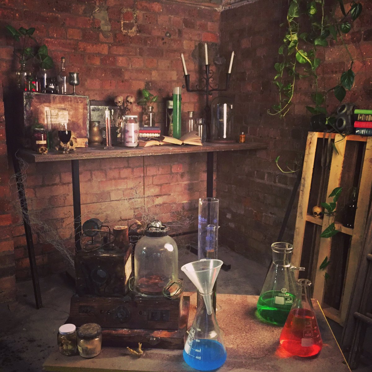 TheScratchBar's tweet image. down in the dungeon @netherworldarcade shooting some promo material for Weekend of Darkness 2017. Get ready folks 🤘#weekendofdarkness2017