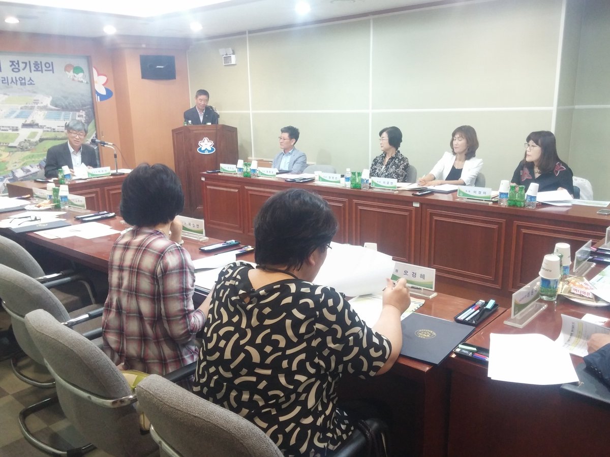 #성남시 수돗물 수질평가위원회 개최!! 😄

 정수과에서 시민, 시의원, 상수도 전문가 등 15명으로 구성된 수돗물평가위원회 위촉식 및 정기회의를 개최하였습니다~

시민들이 안심하게 마실 수 있는 수돗물 공급과 수질향상에 최선을 다하겠습니다~~^^