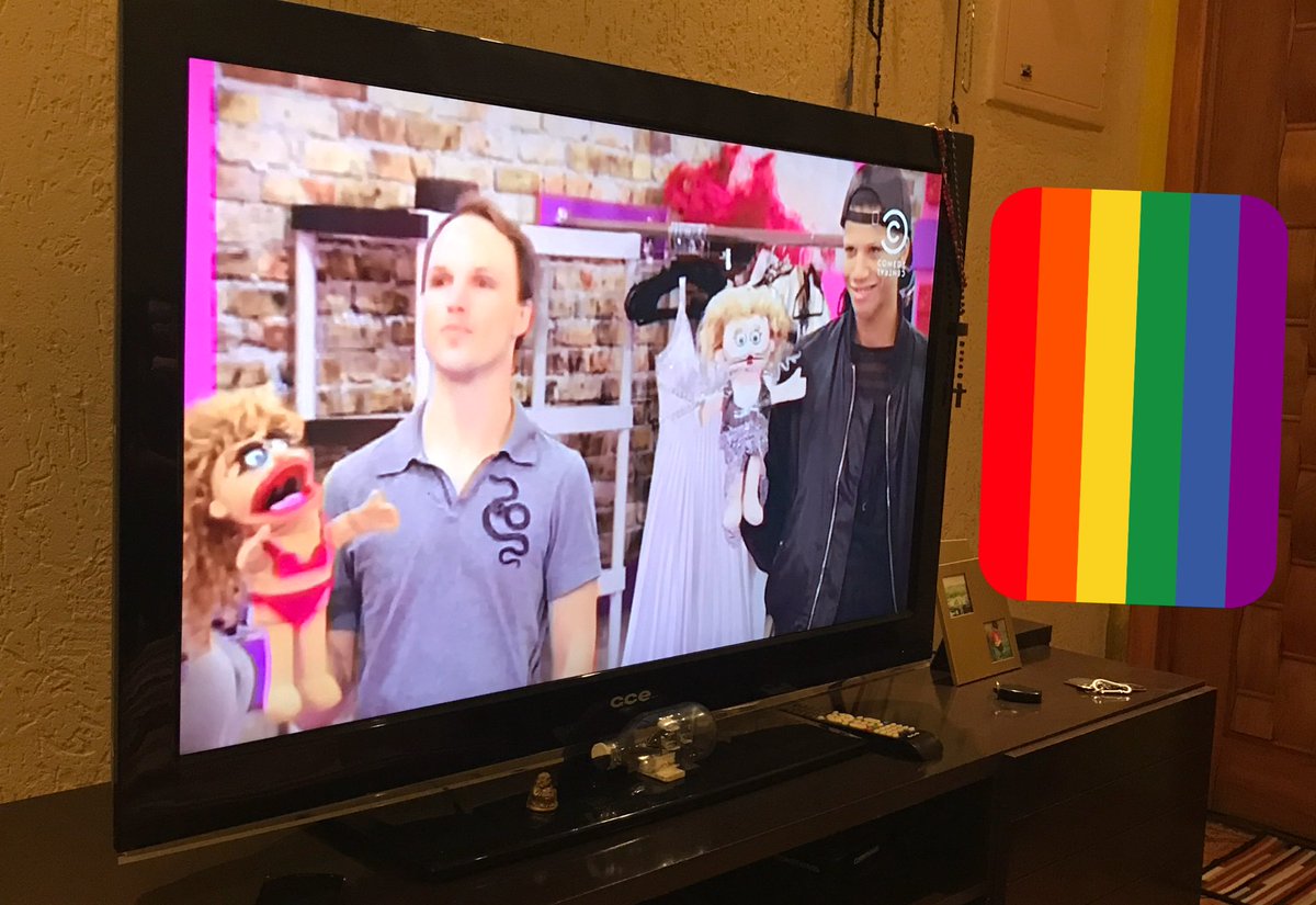 Tchellooo's tweet photo. Agora ri um pouco c guerra de drags #rupaulsdragrace no #comedycenter @RuPaul 😱🙏🏼🙊🌈🌈 https://t.co/jCoZLGwKxR