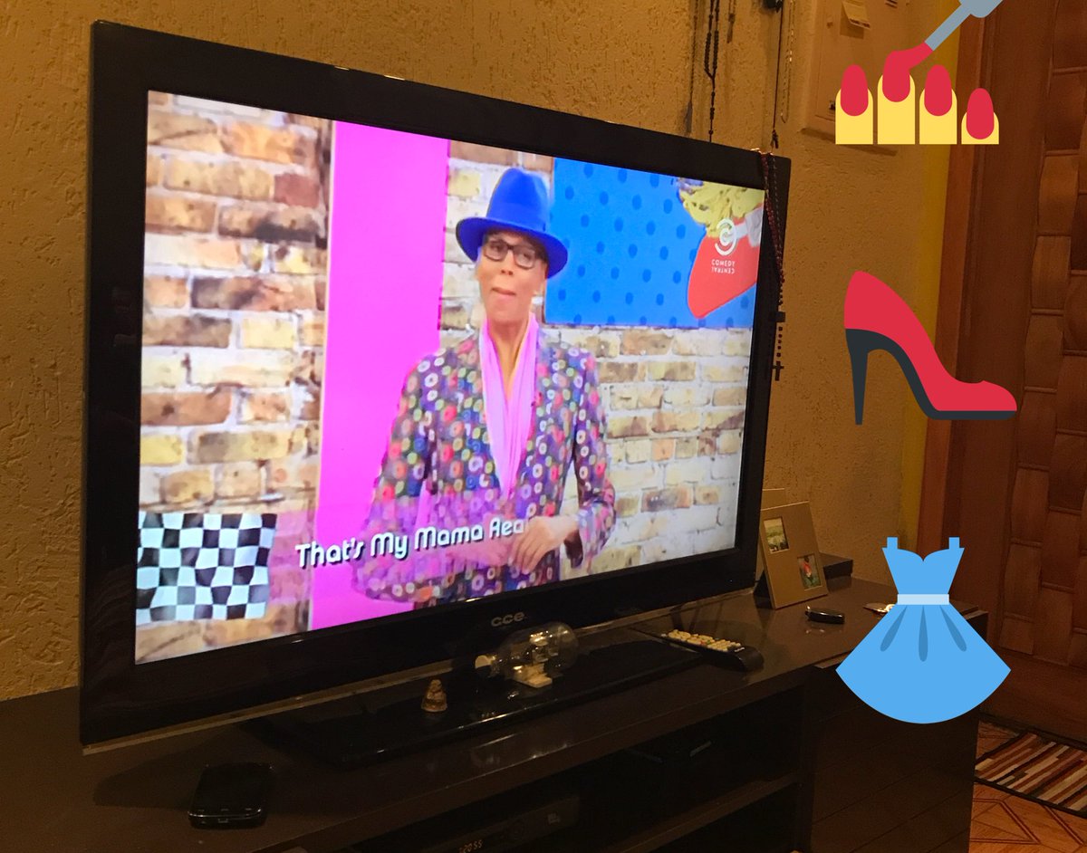Tchellooo's tweet photo. Agora ri um pouco c guerra de drags #rupaulsdragrace no #comedycenter @RuPaul 😱🙏🏼🙊🌈🌈 https://t.co/jCoZLGwKxR