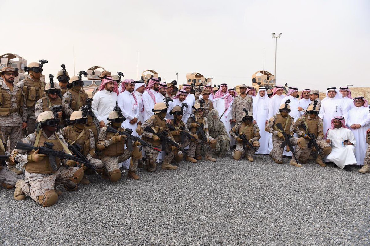 AwwadSAlawwad's tweet photo. الشرف يبلغ مداه حينما نلتقي بأبطالنا في الحد الجنوبي. كم هو فخر أ�� نصافح الأيادي التي تذود عن الوطن ومقدساته. اللهم هوّن رباطهم وضاعف أجرهم. https://t.co/GuBnuAzbhb